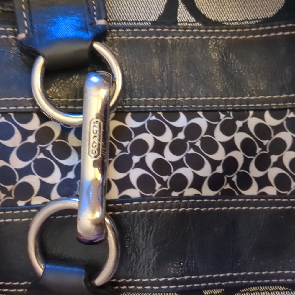 Authentic Coach Hamptons Signature Pocketbook - Picture 12 of 12